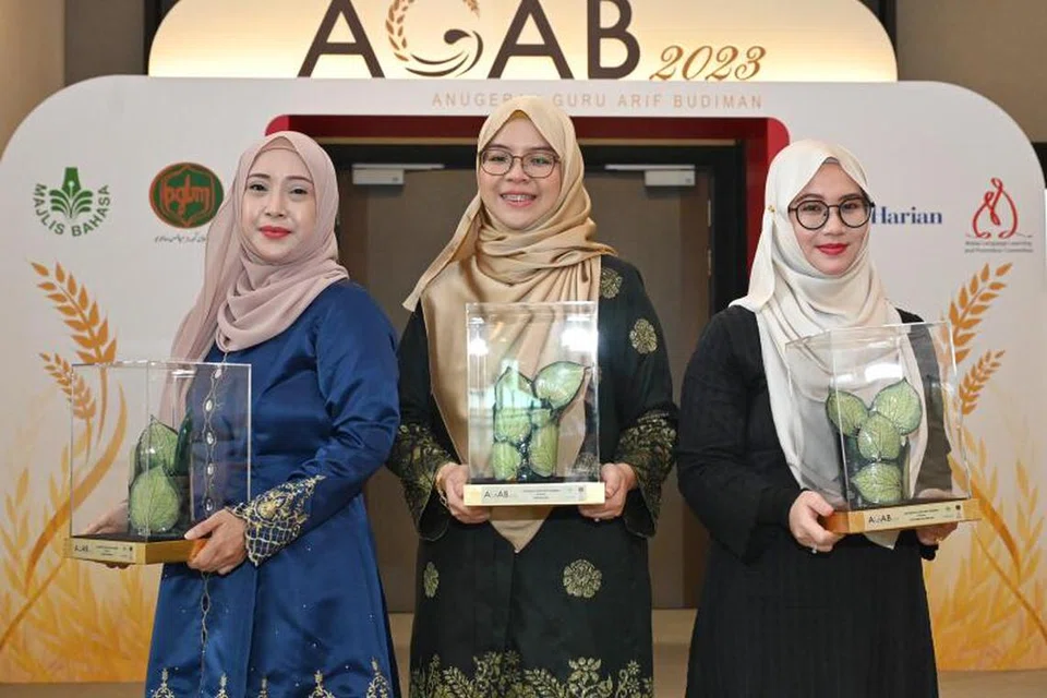 PENERIMA AGAB 2023: (Dari kiri) Cik Noraini Karsani, Cik Hairani Asri dan Cik Nur Amalina Shalan merupakan penerima Anugerah Guru Arif Budiman (Agab) 2023.