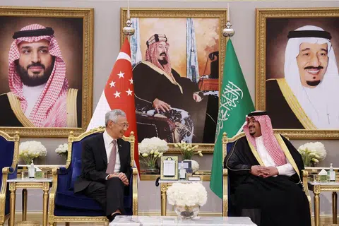 LAWATAN RASMI: Ketibaan Perdana Menteri, Encik Lee Hsien Loong, di Riyadh pada Selasa malam bagi lawatan rasminya ke Arab Saudi disambut Timbalan Gabenor Riyadh, Putera Mohammed Abdulrahman Abdulaziz Al Saud.