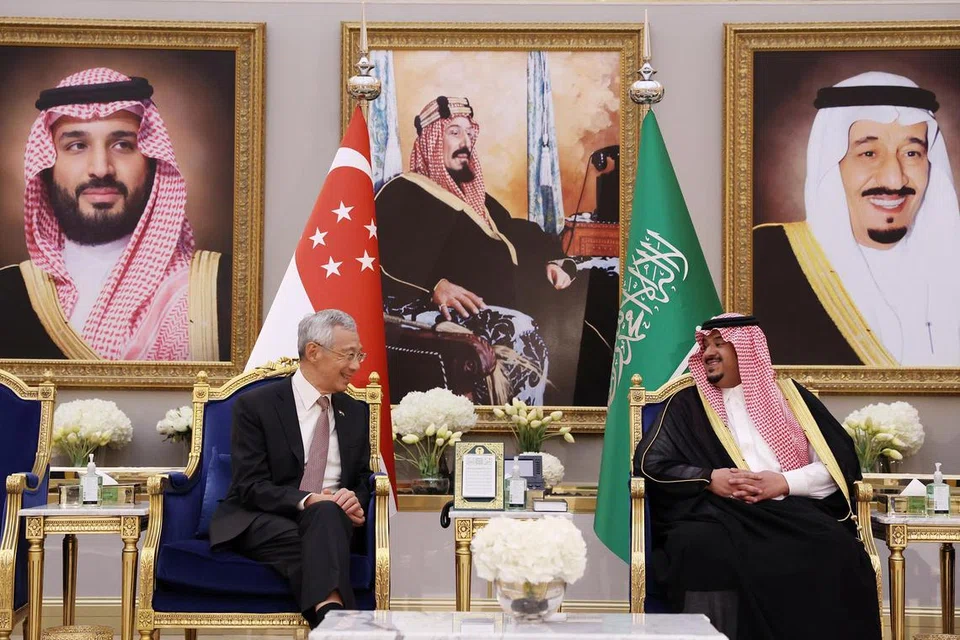 LAWATAN RASMI: Ketibaan Perdana Menteri, Encik Lee Hsien Loong, di Riyadh pada Selasa malam bagi lawatan rasminya ke Arab Saudi disambut Timbalan Gabenor Riyadh, Putera Mohammed Abdulrahman Abdulaziz Al Saud.