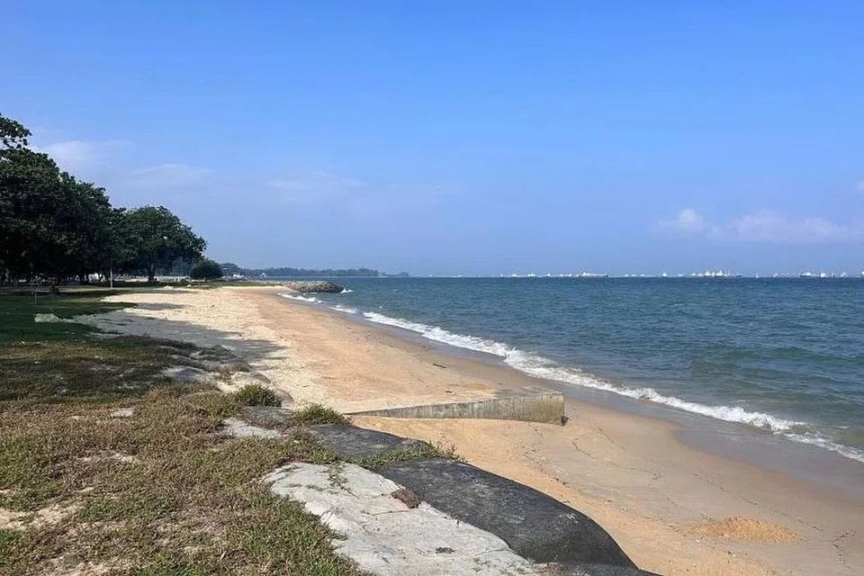 Bahagian di pantai Taman East Coast yang dibuka semula setelah siap dibersihkan untuk kegiatan sukan air. 