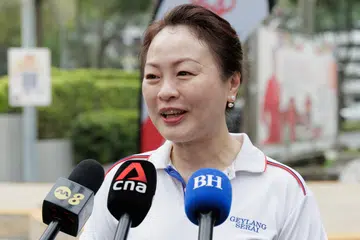 Anggota Parlimen (AP) GRC Marine Parade-Braddell Heights, Cik Diana Pang bercakap dengan media semasa Lawatan Masyarakat Menteri (MCV) Menteri Undang-Undang, Encik Edwin Tong ke Geylang Serai pada 27 September.
