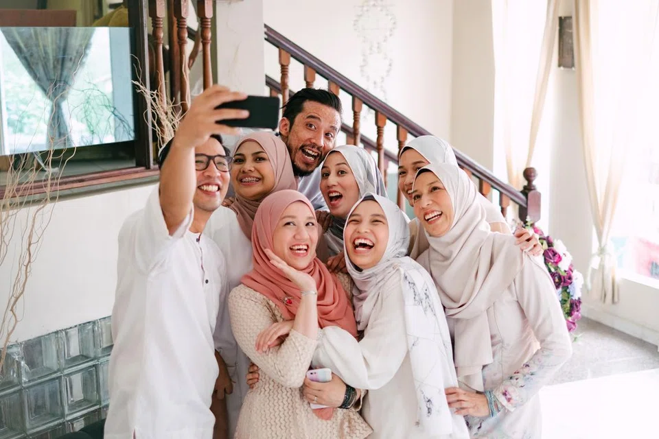 Kita perlu semak tingkah kita semasa merayakan Syawal; sama ada kita mengabaikan perintah Nabi saw dengan meninggalkan solat lima waktu kita atas nama berziarah, mengumpul dosa dengan mengumpat saudara mara kita atas nama silaturahim, dan mengorbankan kesihatan kita dengan makan tanpa pantang dan kekangan, atas nama menggembirakan hati tuan rumah.