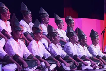 KEMENANGAN BUAT WIRA : Berkat kegigihan dan kerjasama, Kumpulan Wira dari Politeknik Republik memikat hati juri dan muncul sebagai pemenang Piala Suara Serumpun 2022. 