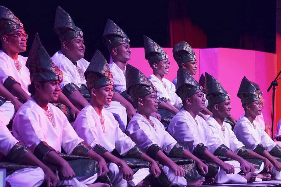 KEMENANGAN BUAT WIRA : Berkat kegigihan dan kerjasama, Kumpulan Wira dari Politeknik Republik memikat hati juri dan muncul sebagai pemenang Piala Suara Serumpun 2022. 