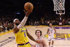 PENJARING TERBANYAK: LeBron James menjaringkan bola bagi Los Angeles Lakers untuk menjadi penjaring terbanyak dalam sejarah NBA. - Foto AFP