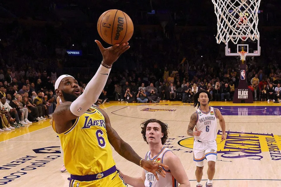 PENJARING TERBANYAK: LeBron James menjaringkan bola bagi Los Angeles Lakers untuk menjadi penjaring terbanyak dalam sejarah NBA. - Foto AFP