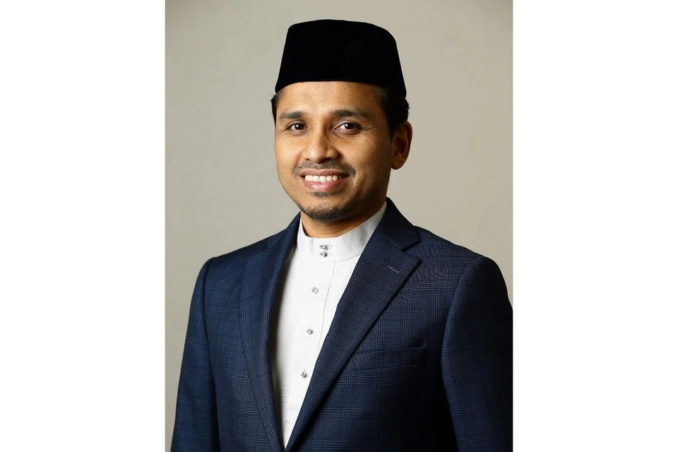 BERSAMA LAWAN COVID: Profesor Madya Kenneth Mak, Encik Pang Kin Keong dan Encik Tan Chong Meng menerima anugerah tertinggi Pingat Jasa Gemilang (Covid-19) manakala Mufti Dr Nazirudin Mohd Nasir (atas) mendapat Pingat Pentadbiran Awam (Perak) (Covid-19). - Foto-Foto fail