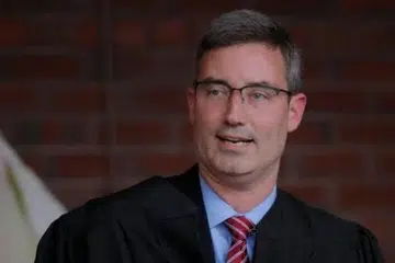 Hakim Daerah Encik Brian Murphy  mengisytiharkan bahawa pendatang tanpa izin berhak untuk mengemukakan notis bantahan terhadap penghantaran pulang ke negara ketiga.