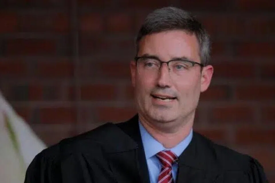 Hakim Daerah Encik Brian Murphy  mengisytiharkan bahawa pendatang tanpa izin berhak untuk mengemukakan notis bantahan terhadap penghantaran pulang ke negara ketiga.