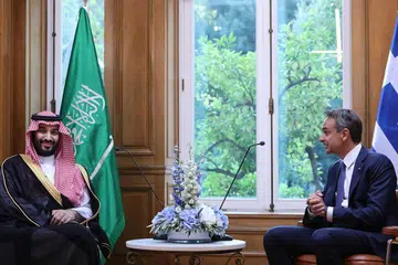 METERAI PERJANJIAN: Putera Mahkota Arab Saudi Mohammed bin Salman (kiri) dan Perdana Menteri Greece Kyriakos Mitsotakis sebelum mengumumkan projek dua hala termasuk membekalkan Eropah dengan "tenaga boleh dibaharui yang lebih murah." - Foto EPA-EFE