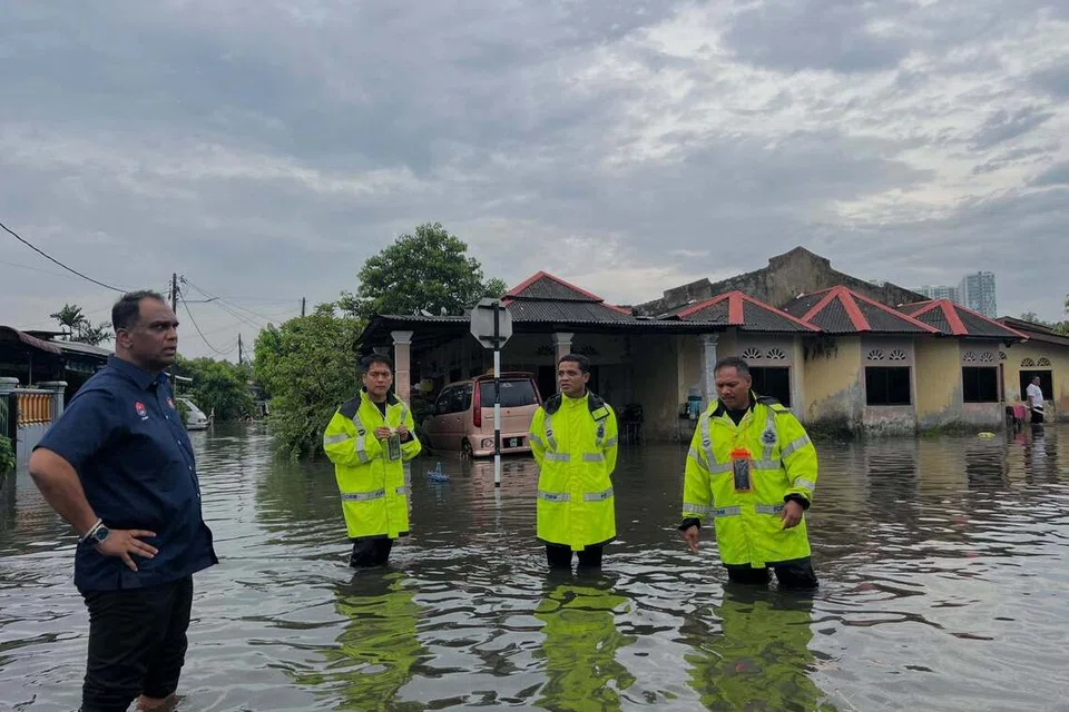  Pengerusi Jawatankuasa Perpaduan, Warisan dan Budaya Johor, Encik P. Pannir Selvam (kiri), membuat tinjauan bersama anggota polis di Kampung Pasir, Johor Bahru.