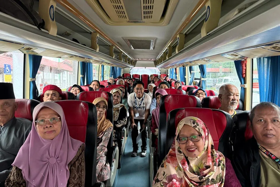 Penduduk kejiranan Marsiling dalam bas khas yang membawa mereka ke kelab eksklusif, The Swiss Club Singapore, di Bukit Timah, untuk berbuka puasa.