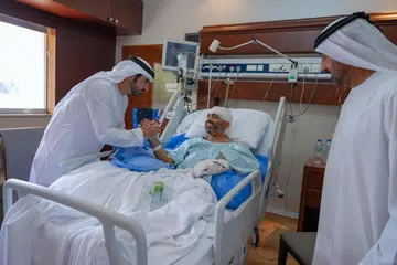 Putera Mahkota Dubai, Sheikh Hamdan bin Mohammed Al Maktoum, menemui juruterbang Flydubai warga India, Kapten Smit Machchhar, yang sedang menerima rawatan selepas diserang pembantu juruterbang dengan kapak kecemasan dalam Penerbangan FZ1073 menuju Tel Aviv. Kapten Machchhar yang cedera parah berjaya membuka pintu kokpit, membolehkan anak kapal menundukkan suspek yang didakwa merancang merempuh pesawat ke Lapangan Terbang Ben Gurion. Gambar dikeluarkan pada 3 Oktober 2026