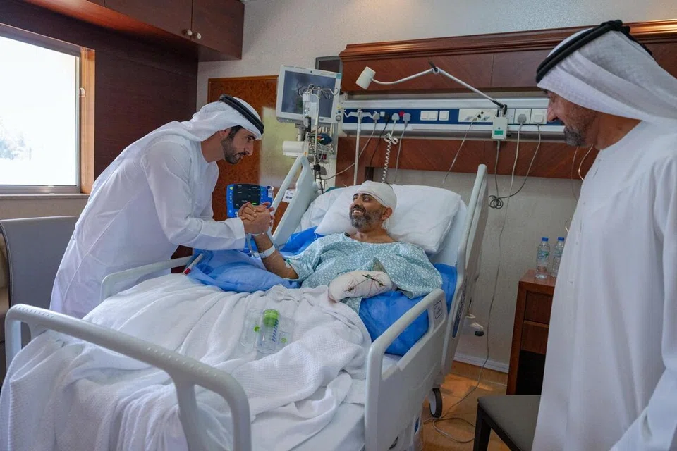Putera Mahkota Dubai, Sheikh Hamdan bin Mohammed Al Maktoum, menemui juruterbang Flydubai warga India, Kapten Smit Machchhar, yang sedang menerima rawatan selepas diserang pembantu juruterbang dengan kapak kecemasan dalam Penerbangan FZ1073 menuju Tel Aviv. Kapten Machchhar yang cedera parah berjaya membuka pintu kokpit, membolehkan anak kapal menundukkan suspek yang didakwa merancang merempuh pesawat ke Lapangan Terbang Ben Gurion. Gambar dikeluarkan pada 3 Oktober 2026