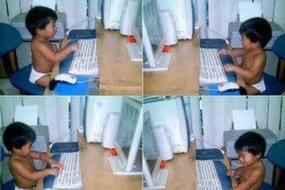 Encik Muhd Nur Haziq ketika masih bayi sudah berjinak-jinak bermain komputer di rumah datuknya.