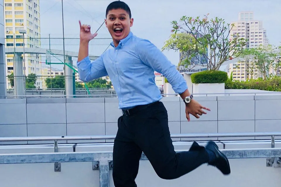 TERBANG TINGGI DENGAN ILMU: Encik Muhammad Syamil Shahul Hamid merebut peluang meneruskan pengajian dalam bidang Sains Gunaan (Penerbangan) kerana ingin memperkasa pengetahuannya tentang operasi pesawat. - Foto BH oleh HARYANI ISMAIL