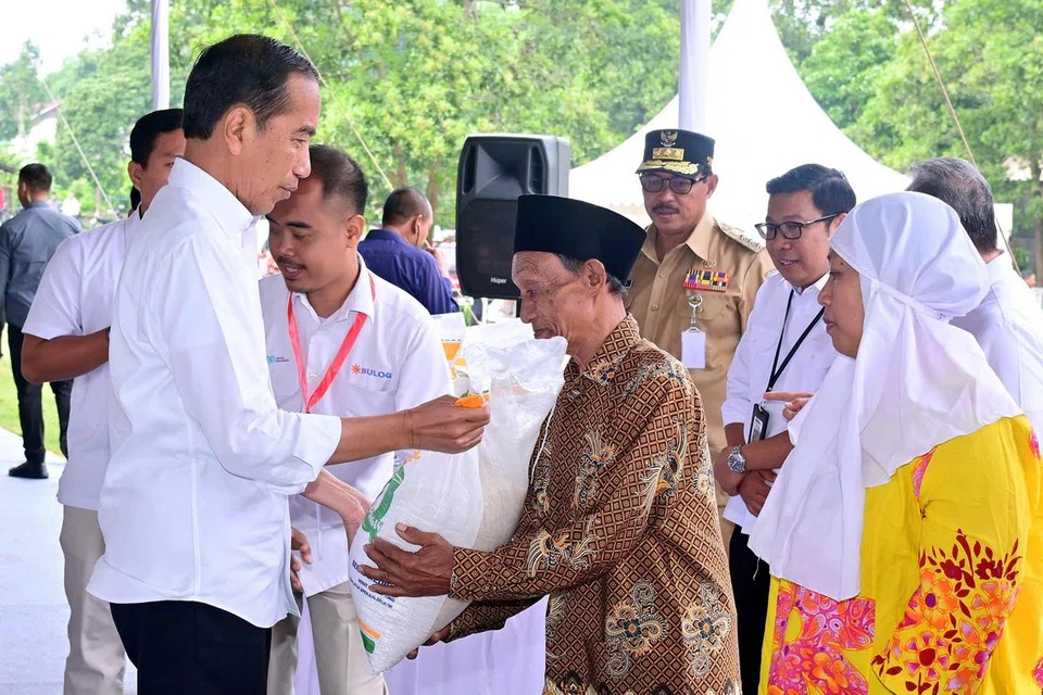 Presiden Indonesia, Encik Joko Widodo, melawat Salatiga, Jawa Tengah pada 22 Januari 2024 bagi memastikan bantuan beras pemerintah diterima  rakyat yang memerlukan.