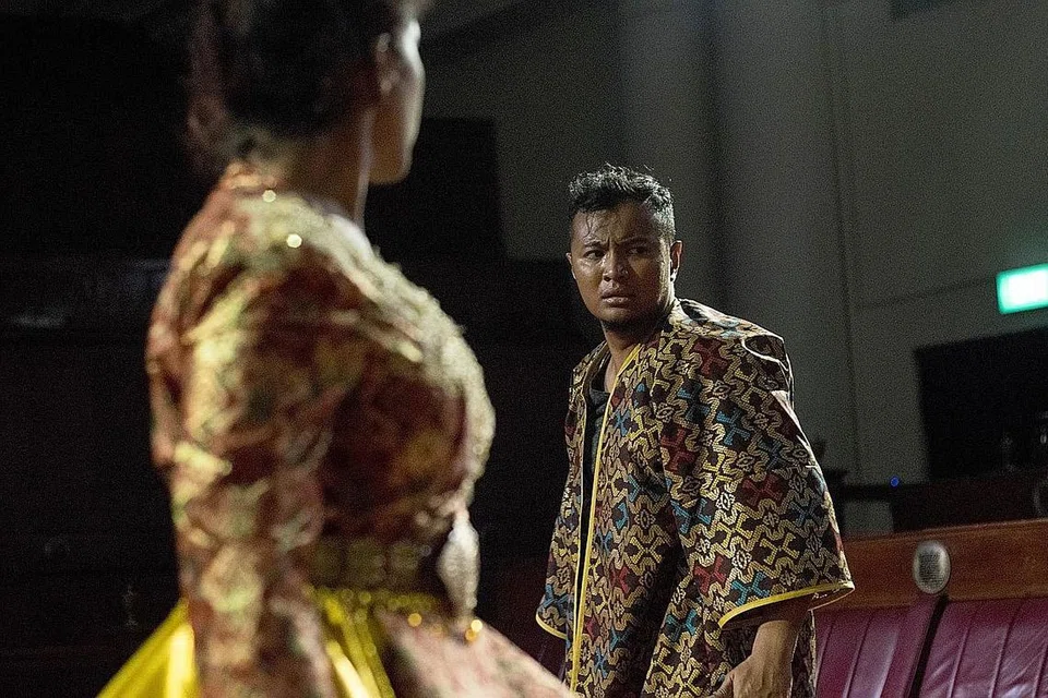 AJAR DALAM TALIAN: Encik Noramin memperkasa pelajarnya dengan memberi mereka kemahiran dan pemahaman bagaimana untuk menghasilkan koreografi sendiri memandangkan sekatan Covid-19 menghalang mereka untuk berada di studio bersama secara fizikal. Gambar diambil semasa pementasan 'Ikan Girl' empat tahun lalu. - Foto MARK BENEDICT CHEONG