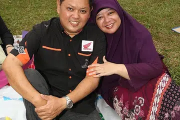 MASIH BELAJAR WALAU SELEPAS 20 TAHUN BERKAHWIN: Encik Muhammad Sofiandi Mohammed Salim dan Cik Siti Marini Md Ithnin antara pasangan yang menyertai acara piknik beramai-ramai "I Still Do" anjuran Majlis Families For Life yang diadakan di Fort Canning Green. - Foto FAMILIES FOR LIFE