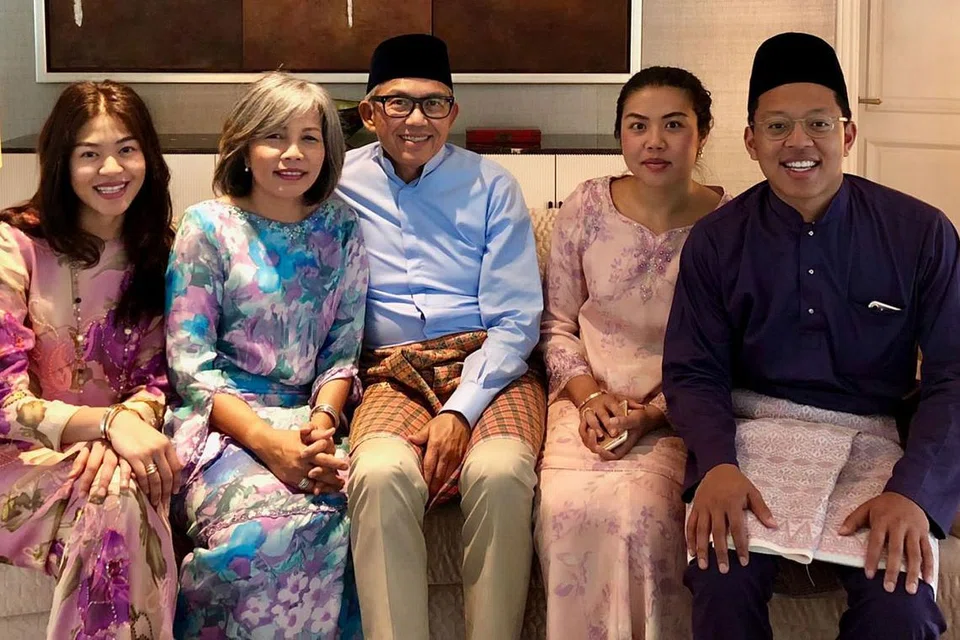 SOKONGAN KELUARGA: Meskipun sibuk dengan jadual masing-masing, (dari kiri) Cik Elli Nur, Cik Jummaida, Encik Bahren, Cik Hairin Amalena dan Encik Harith tetap memastikan mereka dapat meluangkan masa bersama. - Foto fail