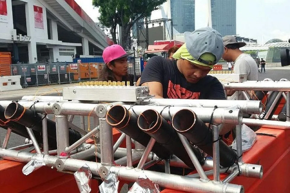 KESAN KHAS SEAKAN BETUL: Persembahan NDP tahun ini bakal menggunakan piroteknik yang membuat bahagian simulasi serangan lebih realistik, persis filem aksi. - Foto THE STRAITS TIMES