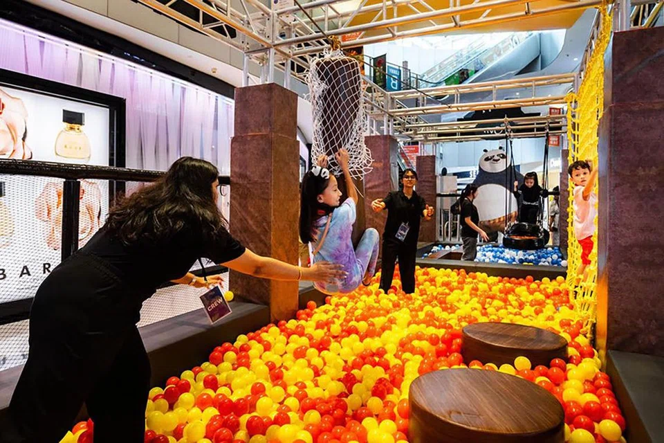 Berikan anak-anak peluang mengatasi laluan berhalangan untuk menjadi pahlawan naga seperti dalam filem, ‘Kung-Fu Panda 4’, di Vivo City.  