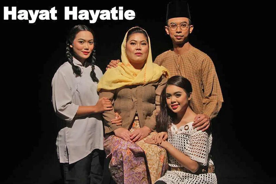 WATAK MENCABAR: Dalifah (dua dari kiri) bersama barisan pelakon teater 'Hayat Hayatie', termasuk (dari kiri) Nurain Mohamad Boyar, Amirah Yahya dan Shahril Wahid, dalam pementasan 2017 terbitan Teater Kami. - Foto TEATER KAMI