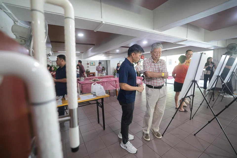 Para penduduk kondominium Braddell View dapat melihat jenis-jenis kelengkapan yang tersedia serta maklumat tentang program Penambahbaikan Kediaman bagi Warga Emas Aktif (Ease) semasa sambutan Tahun Baru Cina di kondominium Braddell View pada 22 Februari. Kakitangan Penguasa Bangunan dan Pembinaan (BCA) juga ada untuk membantu menjelaskan perkara tersebut kepada mereka.