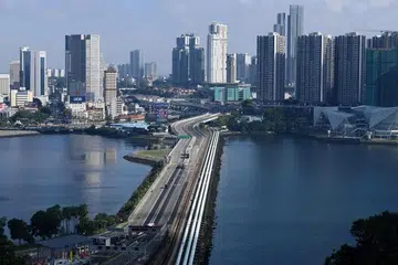 KEMUDAHAN PENGANGKUTAN DARAT DUA HALA: Kementerian Pengangkutan (MOT) menyatakan, Perintah Kawalan Pergerakan (PKP) yang dilaksanakan Malaysia dan Pemutus Rantaian Jangkitan yang dilaksanakan di sini telah menjejas rentak perbincangan.