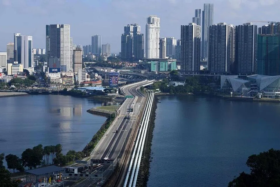 KEMUDAHAN PENGANGKUTAN DARAT DUA HALA: Kementerian Pengangkutan (MOT) menyatakan, Perintah Kawalan Pergerakan (PKP) yang dilaksanakan Malaysia dan Pemutus Rantaian Jangkitan yang dilaksanakan di sini telah menjejas rentak perbincangan.