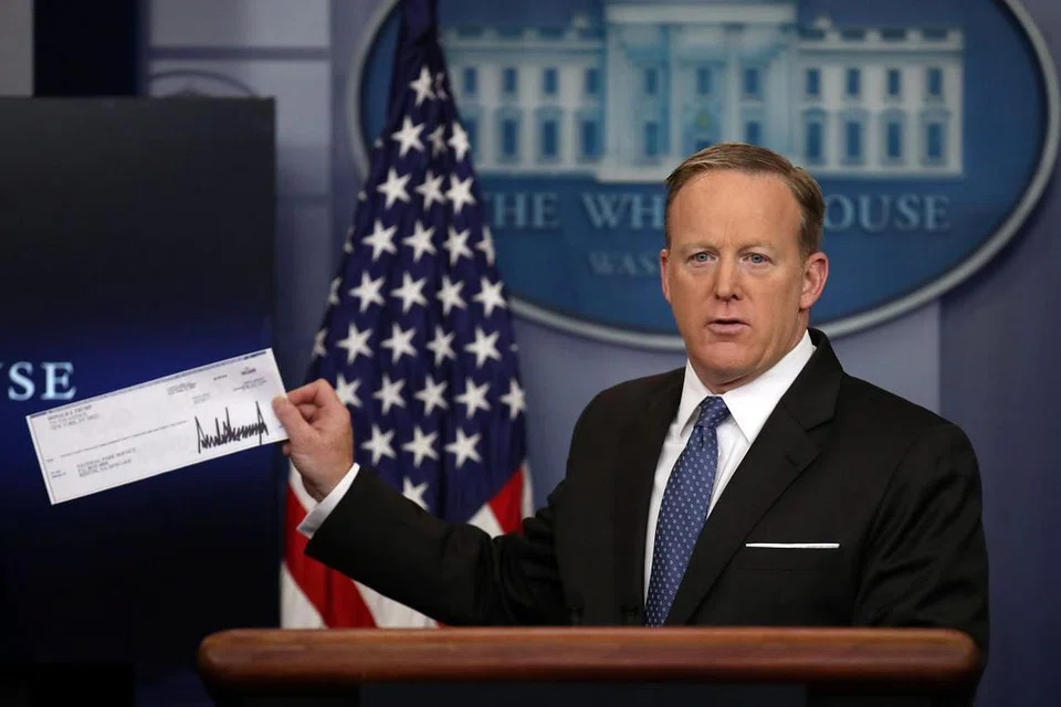 SUMBANGAN PRESIDEN: Setiausaha Akhbar Rumah Putih, Encik Sean Spicer, menunjukkan cek dari Presiden Amerika Syarikat, Encik Donald Trump, berupa kumpulan wang gaji beliau selama tiga bulan berjumlah hampir $110,000 yang didermakan kepada Perkhidmatan Taman Kebangsaan Amerika. - Foto REUTERS