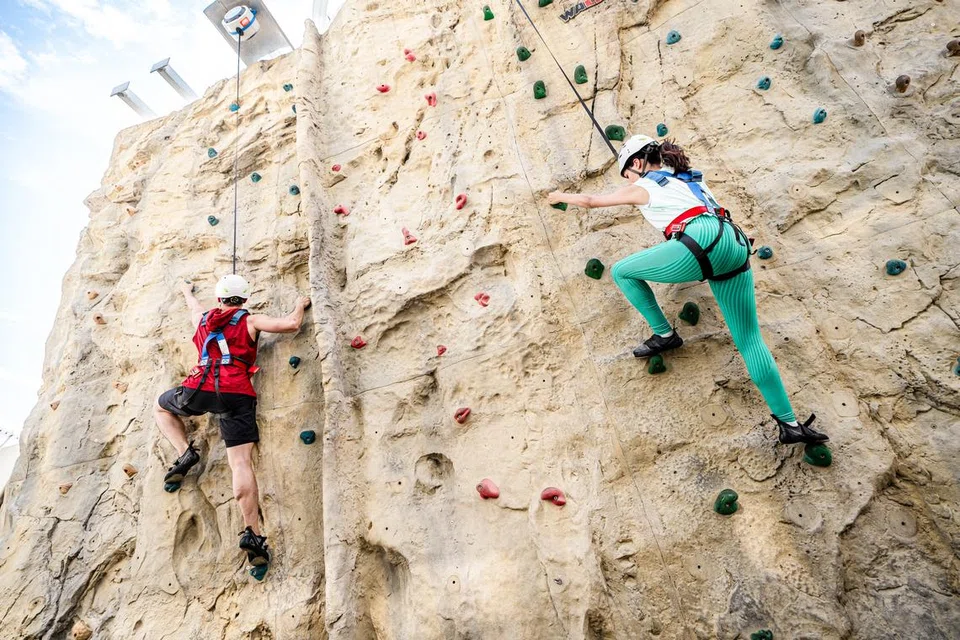 Kegiatan memanjat tembok di Genting Dream.