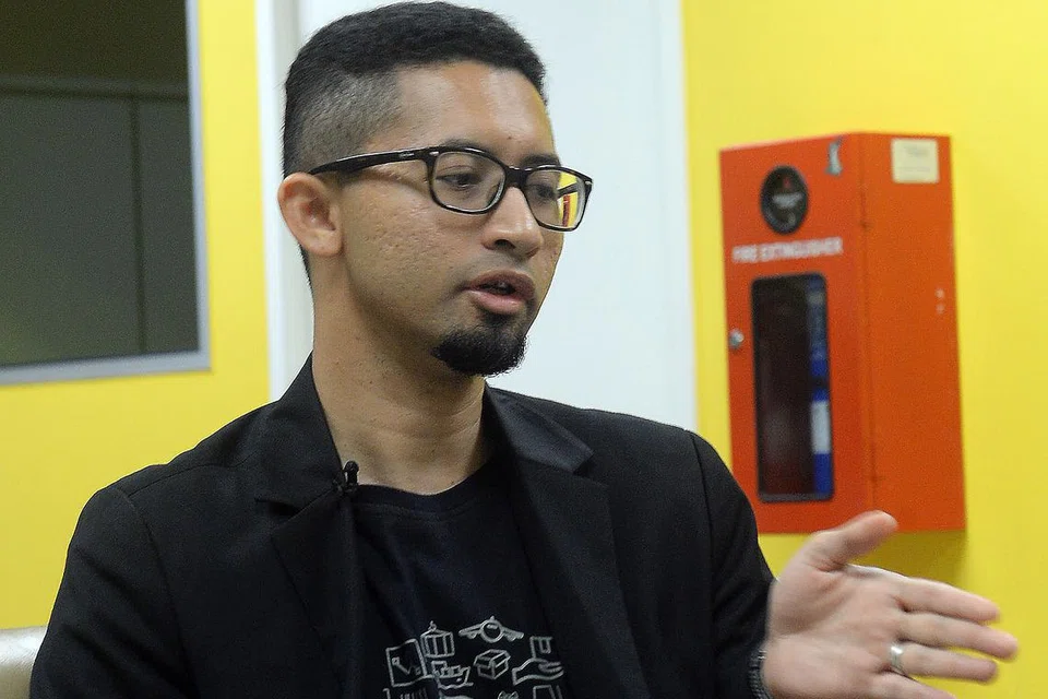 CARA ATASI CABARAN TEKNOLOGI YANG KERAP BERUBAH: Menurut Encik Shamir Abdul Rahim, apa yang diperlukan golongan karyawan adalah mempelajari satu bidang luas, tetapi pada masa yang sama, mendalami satu bidang khusus. Apabila keadaan berubah, karyawan mungkin perlu mendalami bidang lain pula.