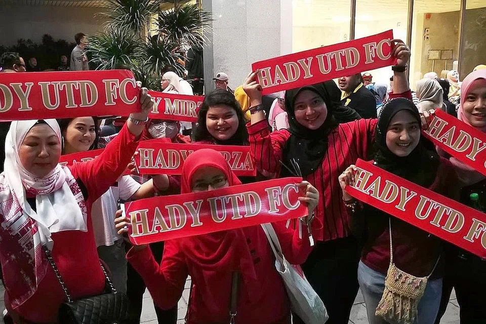 KEMBALI BERSATU: Kelab Peminat Hady Mirza yang dahulunya dikenali sebagai HapyHadys kini bangkit semula selepas lima tahun dengan nama baru, Hady United FC. Mereka memberinya sokongan padu setiap Ahad di Auditorium Majlis Bandaraya Shah Alam (MBSA). - Foto HADY UNITED FC 