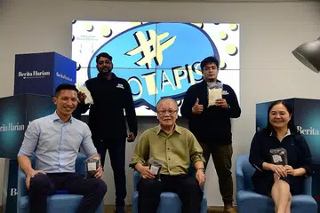 DI SEBALIK TABIR: Inilah merupakan kakitangan Farlee Pte Ltd. (Dari kiri, belakang) Pengurus Penjualan, Encik Kesoh Kumar; Encik Amir Jaslyn, (Dari kiri bawah), Encik Mark Low, Encik Low Lee Yong dan Cik Candice Lee.
