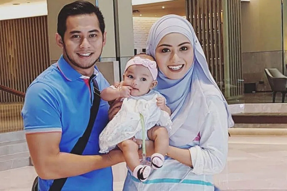 KELUARGA BAHAGIA: Pelakon Fizo Omar bersama isteri Mawar Abdul Karim dan anak mereka, Wan Maryam - Foto INSTAGRAM FIZO OMAR