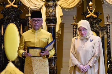 BAKAL AGONG?: Sultan Abdullah melafazkan Titah Ikrar sebagai Sultan Pahang keenam dengan disaksikan isterinya, Tunku Azizah Aminah Maimunah Iskandariah, pada 15 Januari lalu. Pengisytiharan sebagai sultan membuka jalan bagi beliau dipilih sebagai Yang di-Pertuan Agong ke-16. - Foto AFP