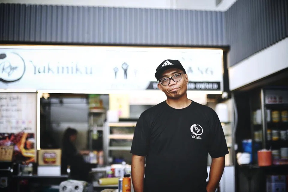 Encik Nizam Dardiri atau ‘Dino’ kini bertugas sepenuh masa sebagai tukang masak di gerai People’s Nasi Padang di Tai Seng.