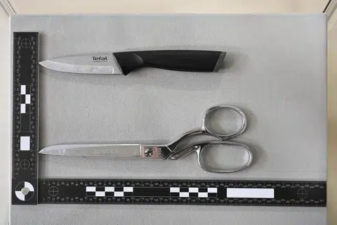Pisau dan gunting yang ingin digunakan remaja lelaki warga Singapura berusia 17 tahun dalam rancangannya untuk menyerang lelaki bukan Islam di Tampines.
