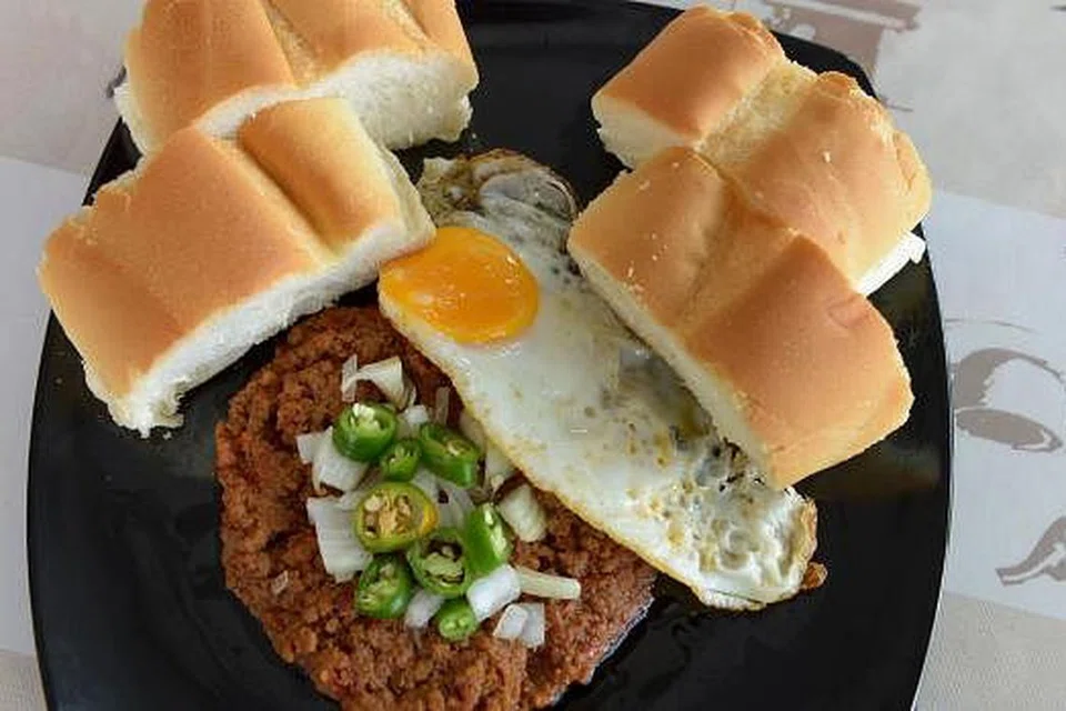 SABSUKA: Sabsuka merupakan sejenis lagi sajian yang diminati ramai di kedai Bread & Batter. Turut disediakan ialah roti john, karipap, kek dan wafel