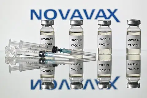 KESAN PENEMUAN: Saham Novavax meningkat lebih 22 peratus selepas laporan mengenai vaksinnya dikeluarkan. - Foto REUTERS