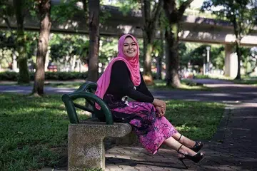 SUKAKAN LIRIK PUITIS: Imma Pink yang bermula sebagai penyanyi rok band Inggeris di Singapura beralih ke lagu malar segar era P. Ramlee dan Saloma kerana tersentuh dengan bunga-bunga bahasa dalam lagu sebegini. - Foto BM oleh KEVIN LIM