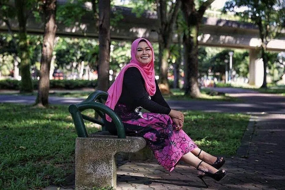 SUKAKAN LIRIK PUITIS: Imma Pink yang bermula sebagai penyanyi rok band Inggeris di Singapura beralih ke lagu malar segar era P. Ramlee dan Saloma kerana tersentuh dengan bunga-bunga bahasa dalam lagu sebegini. - Foto BM oleh KEVIN LIM