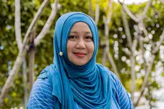 SUKA MEMBANTU: Cik Sarimah Sarip yang dikenali sebagai Mira Anggun ibarat ‘talian hayat kecemasan’ bagi sesetengah golongan yang memerlukan. 