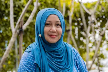 SUKA MEMBANTU: Cik Sarimah Sarip yang dikenali sebagai Mira Anggun ibarat ‘talian hayat kecemasan’ bagi sesetengah golongan yang memerlukan. 