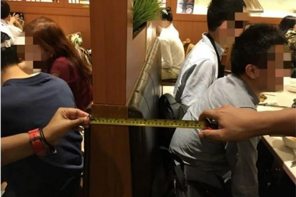 Kedai makan, Chuan Yang Ji Mutton Soup Steamboat di 211, South Bridge Road didenda $1,000 pada 9 Oktober kerana gagal memastikan jarak selamat 1 meter di antara pelanggan yang duduk. 