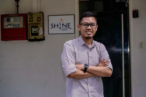 BERI BIMBINGAN: Encik Nur Fadhli Prayitno, Penolong Pengarah Perkhidmatan Remaja dan Kanak-kanak SHINE, berkata sehingga kini beliau telah bekerjasama rapat dengan sekolah dan masyarakat, berkhidmat kepada sekitar 8,000 kanak-kanak dan belia. - Foto BH oleh NUR DIYANA TAHA