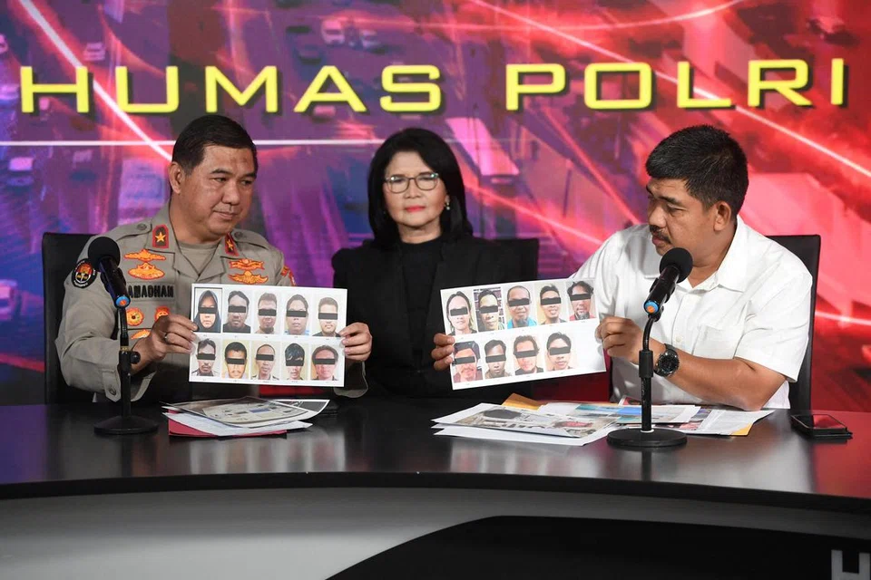 DISYAKI MILITAN: Jurucakap antikeganasan Densus 88 Indonesia, Encik Aswin Siregar (kanan) dan Brigadier Jeneral Polis Indonesia, Encik Ahmad Ramadhan (kiri) menunjukkan gambar suspek militan yang ditahan pada Oktober 2023.
