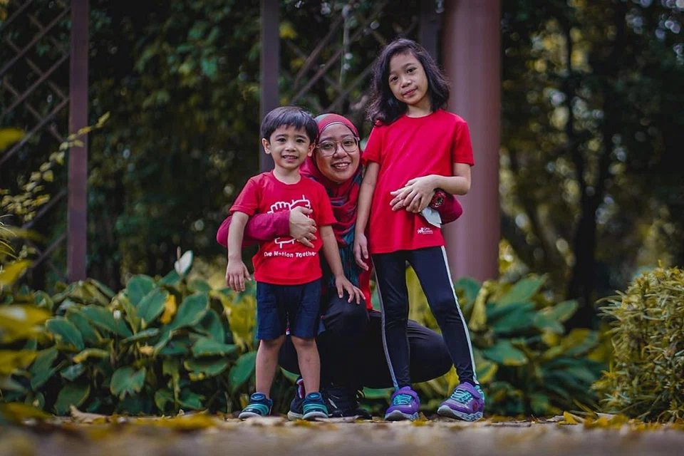 TABAH HADAPI CABARAN: Cik Dian bersama dua anaknya, Syuqri, tiga tahun, dan Zahra, tujuh tahun. Dengan bantuan Daughters Of Tomorrow (DOT) beliau dapat meringankan kos perbelanjaan keluarga. Cik Dian telah meluangkan masa bagi menyertai Larian Wanita Great Eastern, kategori Ibu Dan Anak dengan harapan dapat mengeratkan lagi hubungannya dengan anak-anak. - Foto BH oleh NUR DIYANA TAHA