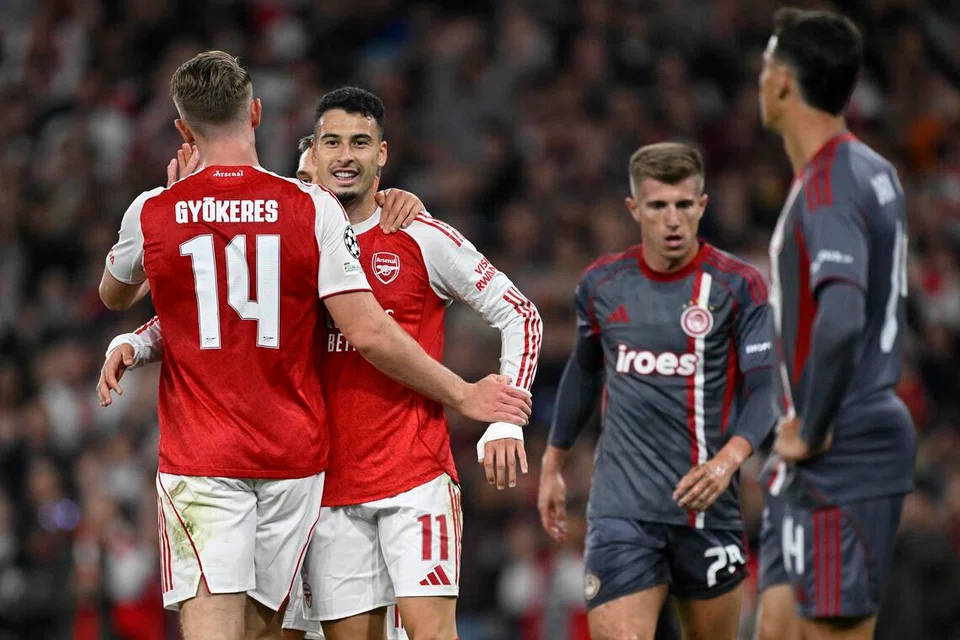 Pemain Arsenal, Gabriel Martinelli (dua dari kiri) meraikan gol pertama bersama Viktor Gyokeres ketika berdepan Olympiakos pada aksi Liga Juara-Juara di Stadium Emirates, London. Arsenal menang 2-0. 